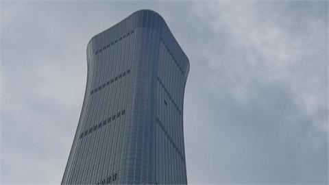 北京中信大廈遭小飛機撞擊！　大樓玻璃破裂、竄出黑煙