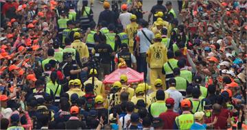 沒臂章不能拿？阿伯排隊領福食遭拒　兩派網友吵翻