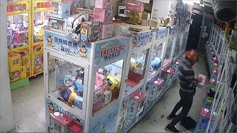 汐止警方接獲7起娃娃機竊案　超商逮「紅帽男」起獲砂輪機、手指虎