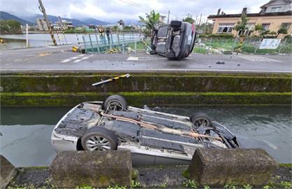 宜蘭路口交叉對撞！　轎車「180度翻水圳」當場泡湯