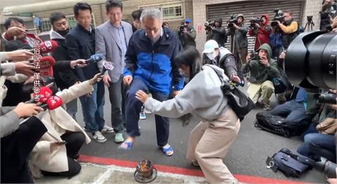 慘了！　柯文哲跨火爐"凸槌"　　民俗專家：轉運恐無效