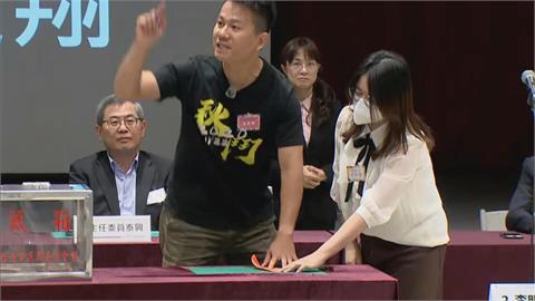 快新聞／竟嗆中選會可恥！市議員候選人抽籤鬧場　欲絆馬郁雯、電梯堵苗博雅