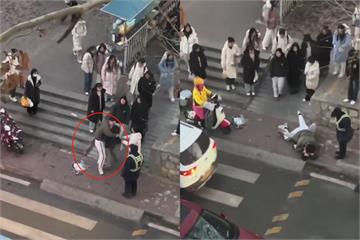 出軌被抓想挽回！男大生人行道「壓制女友」 當街親熱　結果真的和好