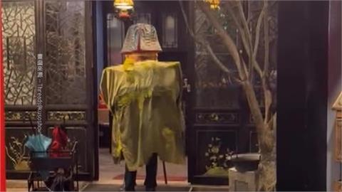 假扮神明真騙錢？　土地公神偶現身台中沿街「化緣」