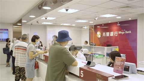 出國換匯免排隊！　兆豐線上結匯、外幣ATM成新選擇