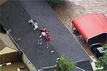 雨襲堪薩斯州鬧洪災 一家人爬屋頂避水災
