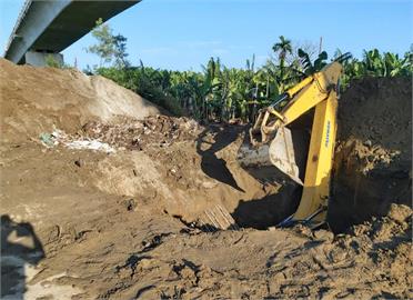 快新聞／高雄溪洲大橋「挖土機施工不慎掉落土坑」　35歲駕駛遭活埋命危