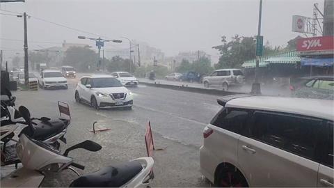 雲林斗六午後雷雨狂炸！　水淹腳踝.機車慘熄火
