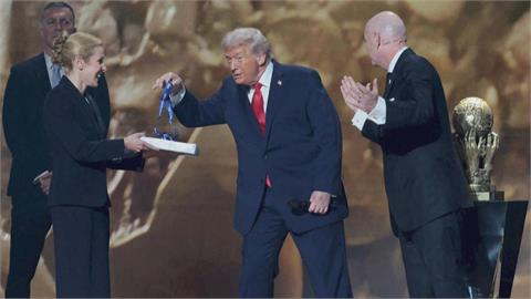 川普終於拿到和平獎! 笑容壓不住「秒戴獎章」畫面曝