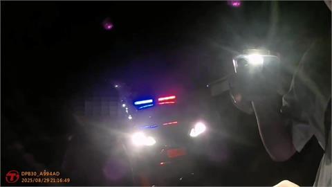 深夜馬路驚見一大綑千元鈔　女騎士報警現場"護鈔"