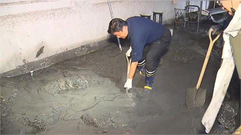 傅崐萁PO出民宅鏟泥照 網友:感謝委員幫忙"挖兩鏟"