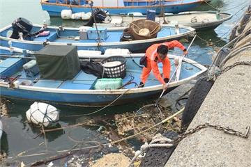 海巡兵努力護港 一週撈300公斤垃圾