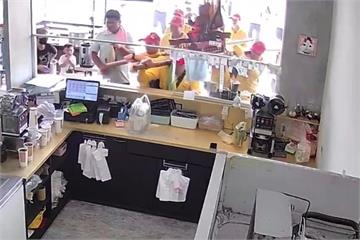 神農大帝鑾轎撞破窗！奶茶店賣爆單　闆娘感恩賜福：明年門窗全拆迎接