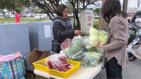 開百公里到市區擺攤幫親友賣菜　台印夫妻承載部落希望