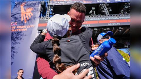 MLB(影)/妻子辛苦跑完紐約馬拉松! 洋基隊長「法官」在終點迎接送上擁抱和親吻