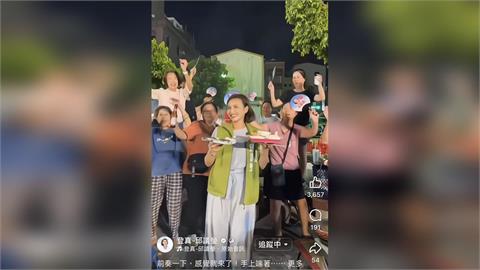 中秋晚會太嗨！邱議瑩端烤肉和婆媽熱舞　網友讚：好有才華