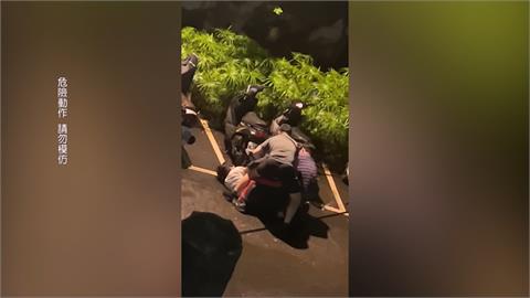 警埋伏抓通緝犯！民眾誤以為吵架　見狀上前幫壓制　畫面曝