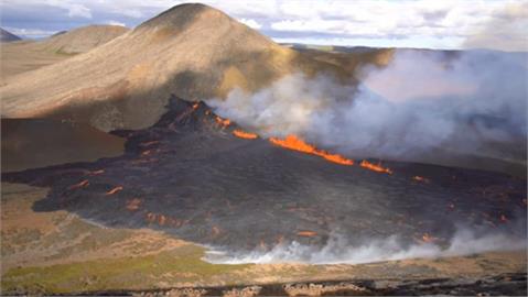 時隔八個月再度噴發　民眾爭睹冰島火山奇景