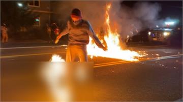 波特蘭BLM示威第一百天！民眾遭汽油彈波及雙腳著火