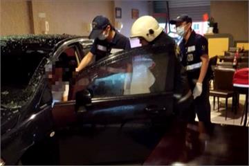 不滿分手！女開車衝撞男友牛排館