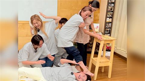 籃籃慘遭「踩臉按摩」痛到失聲！圓臉神奇變V臉