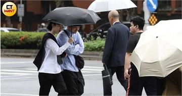 雙北風大雨大沒放假　上班族崩潰：襪子都濕了