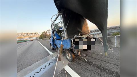 快新聞／國4清晨嚴重車禍！水泥車後方追撞　小貨車女駕駛遭拋飛命危