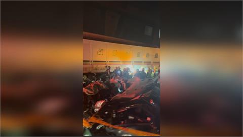 最新／國1凌晨驚悚車禍！大貨車嚴重變形　貨物噴飛一地「傷亡不明」