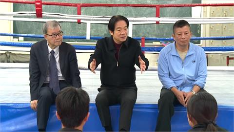 勉勵總統教育獎得主何姍頤　賴總統下場比劃拳擊場面逗趣