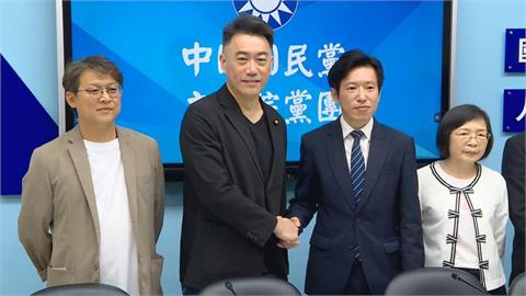 快新聞/盼中選會順利運作!張惇涵率3被提名人拜會國民黨團 藍營態度曝光