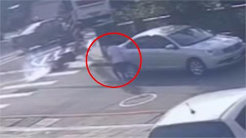 離譜！闖紅燈撞前方機車　女騎士捲入車底身亡