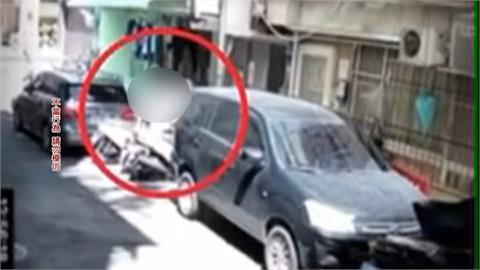 不滿住家門口遭違停機車阻擋　男怒持刀割破坐墊