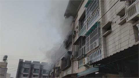 高雄民宅凌晨火警 住戶從陽台爬到鄰居家脫困