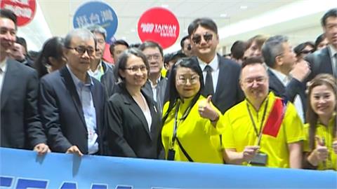 把台灣英雄當背景！采盟黃衣大媽蹭位拍照　網轟「黃巾之亂」怒喊抵制