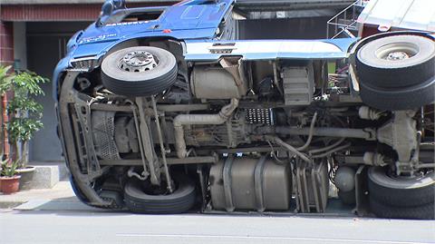 三重工地旁現天坑！　「砂石車遭吞卡死」緊急勒令停工