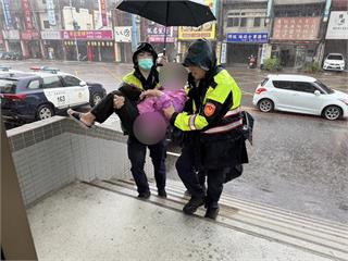 天雨路滑！買菜婦摔倒無法起身 龜山警當機立斷「公主抱」