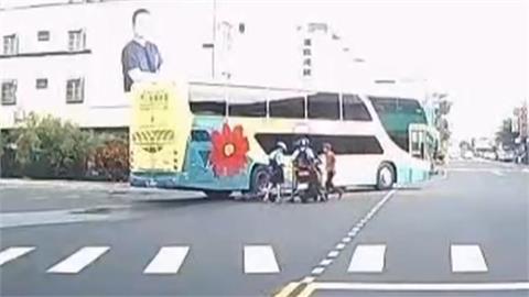 屏東公車疑沒注意車前有人　直撞騎腳踏車學生險捲車底