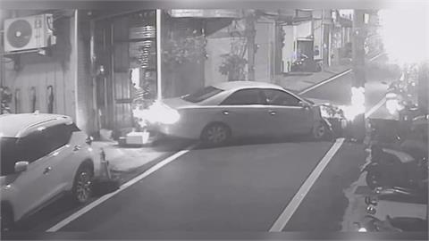 自撞電桿再甩尾撞民宅! 轎車卡巷弄 駕駛棄車落跑