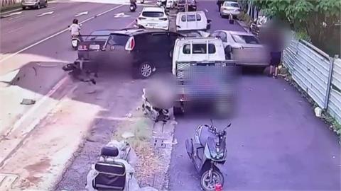 高雄休旅車暴衝撞7車2人送醫 駕駛疑心肌梗塞昏迷