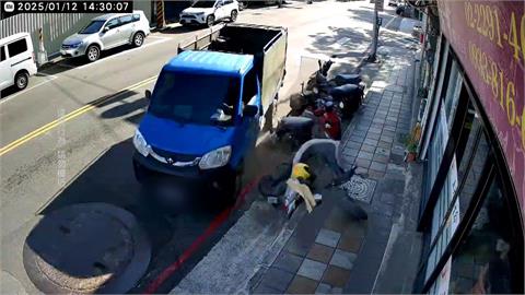 驚悚車禍！　駕駛突發身體不適　發財車失控衝撞民宅