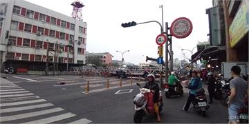 快訊／高雄市地下道前巨型號誌架倒塌 目前已知2人受傷