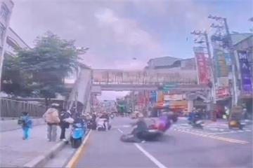 家長騎車載小孩雙黃線直接迴轉　直行騎士「高速直擊」驚悚畫面曝光 