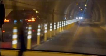 宜蘭新澳隧道驚現「逆向頂尖對決」！ 黑車誤闖調撥道疾駛　對向來車看傻