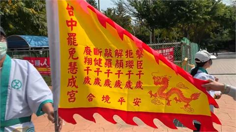 台中罷團很會！敲羅"　"解顏"...　令旗羅列六藍委諧音名字