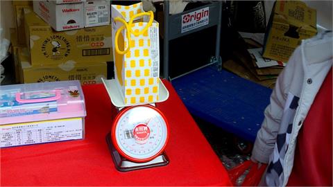傻眼！　買魚酥回家秤少33克　迪化街攤商喊冤：20年不曾偷斤減兩
