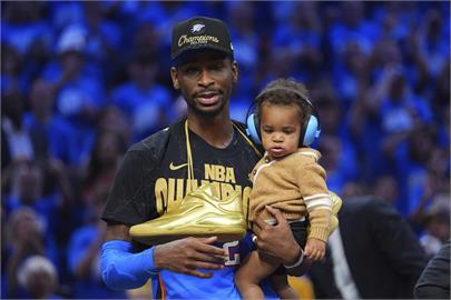 NBA總冠軍戰(影)／率隊血戰7場奪冠！雷霆少主「SGA」抱回FMVP