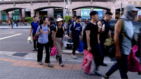 車隊「免費小黃」載鏟子超人！　這位超偶歌手也來救災