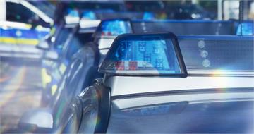 男高中生突遭8警車包圍上銬逮捕　只因AI搞烏龍！餅乾袋變手槍