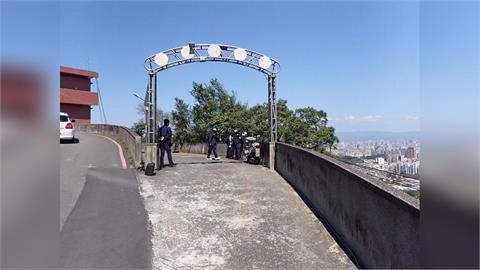 快新聞／新北烘爐地出事了！8旬翁墜4層樓邊坡　倒臥車道亡