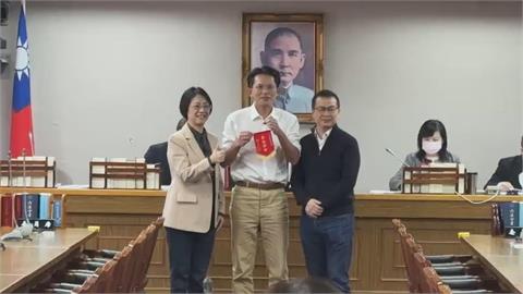 翁曉玲感謝黃國昌還頒紅錦旗　綠委酸：你們合作無間